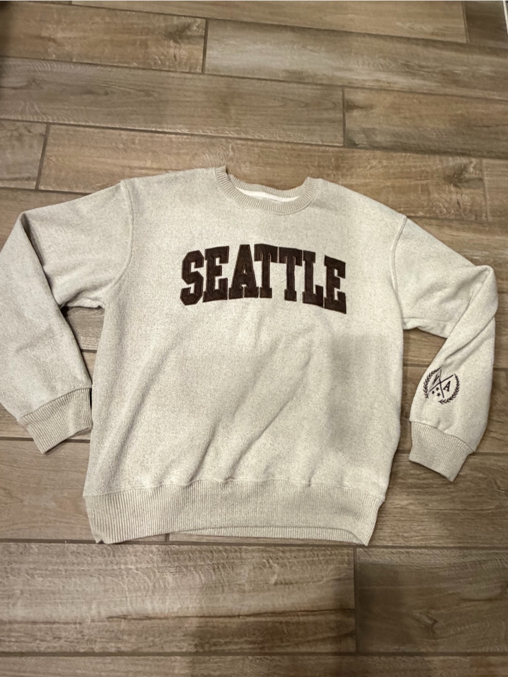 New York Popular Seattle Crewneck
Sweatshirt Cream with Brown Lettering size XL